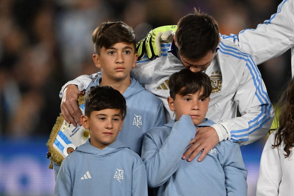 Lionel Messi se mostró muy cariñoso con sus hijos.