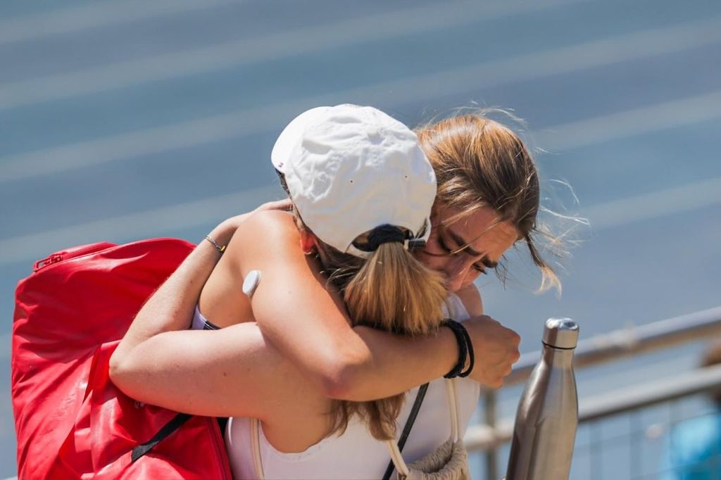 Alejandra Martos abraza a su hija emocionada