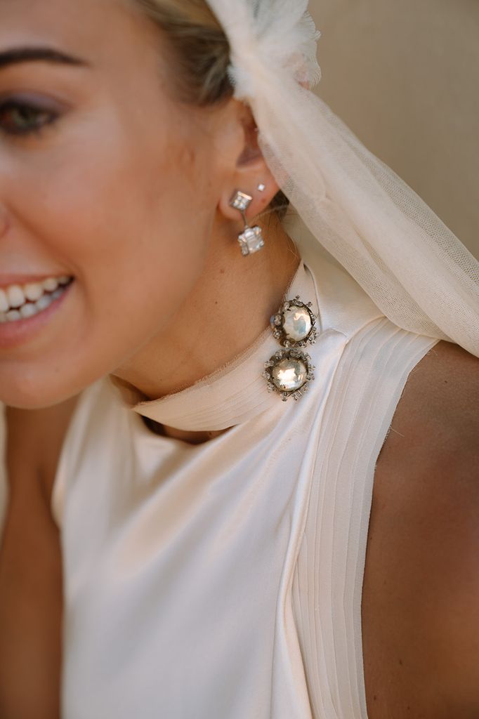 Nerea con joyas vintage de su familia