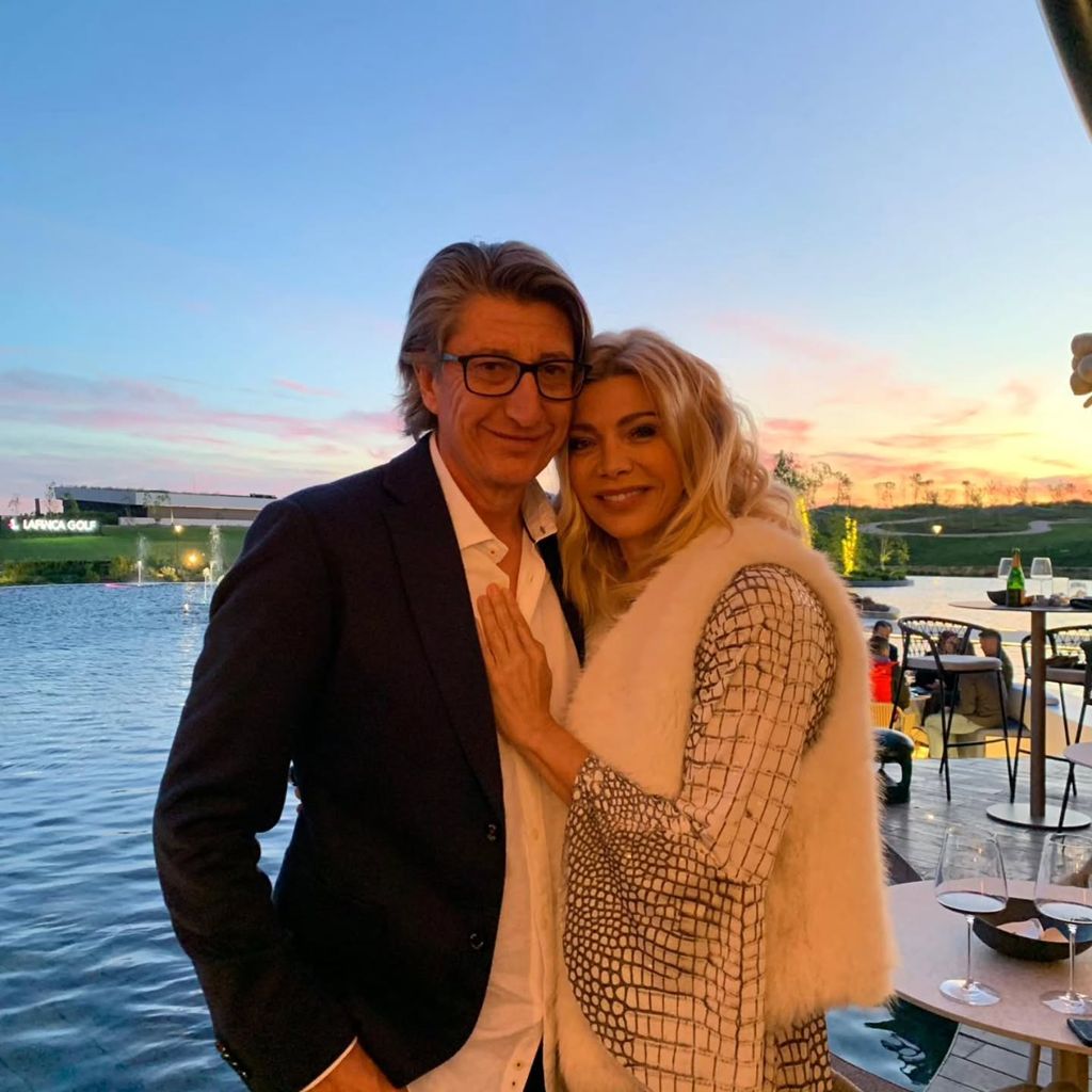 La pareja posa muy enamorados en una foto para la red social del periodista con un bonito mensaje para felicitar el cumpleaños a su pareja