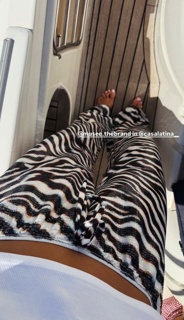 Victoria Federica con pantalones de lentejuelas con estampado de cebra de Musée.