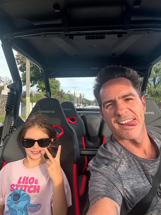 Mauricio Ochmann ha cobijado a su hija en medio del momento de duelo que atraviesa la pequeña