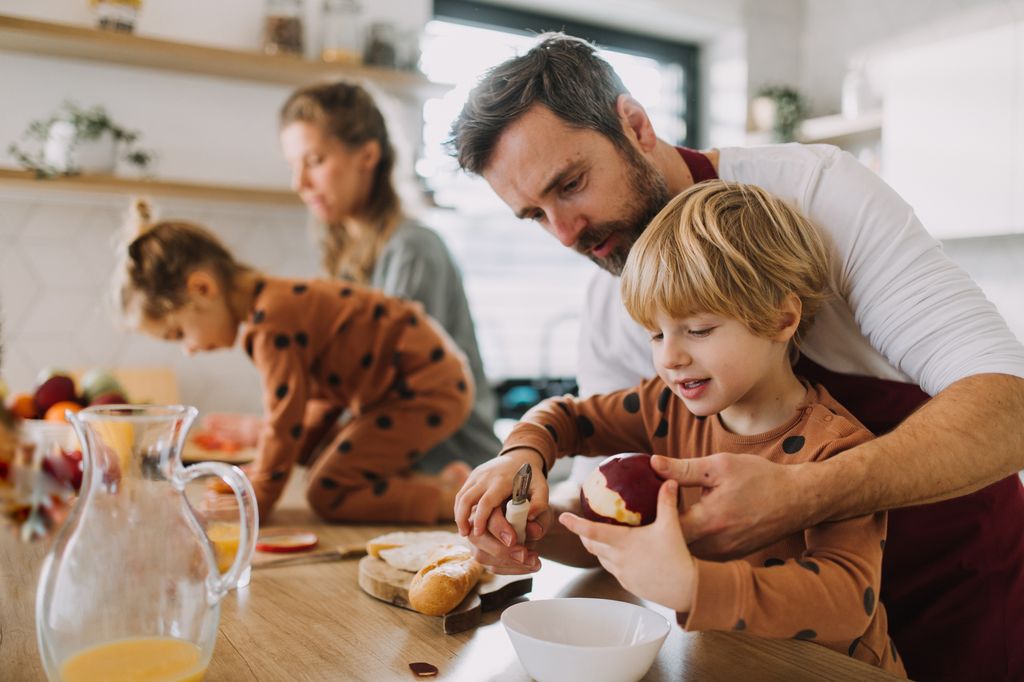 Padres con sus hijos pequeños en la cocina