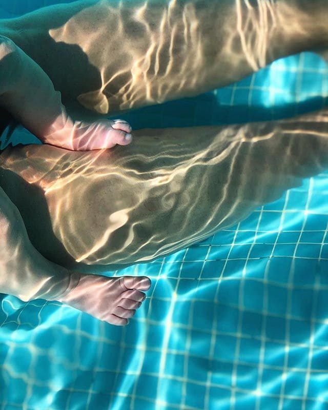 Lorena Gómez y su hijo René en la piscina