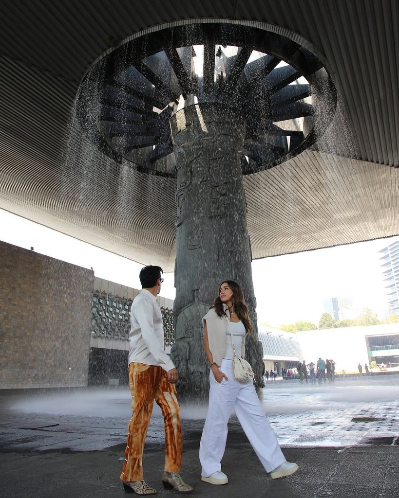 Jessica Alba en el Museo de Antropología en la Ciudad de México.