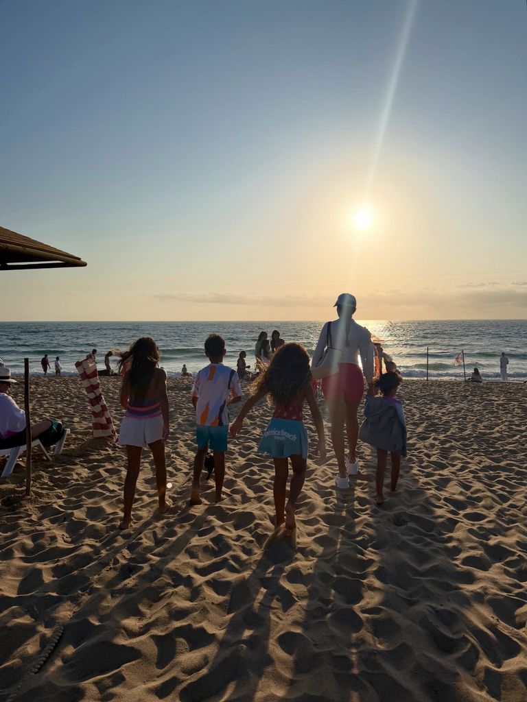 Georgina con sus hijos en la playa el pasado verano