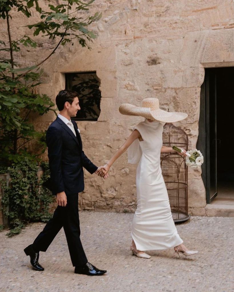 Novias con hombreras y sombrero