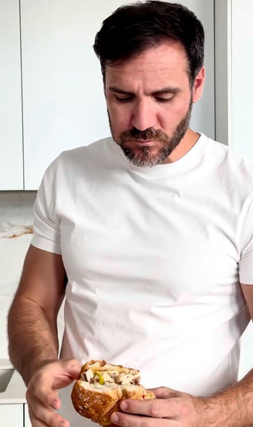 El deportista prueba su bocadillo, convertido ya en uno de sus favoritos.