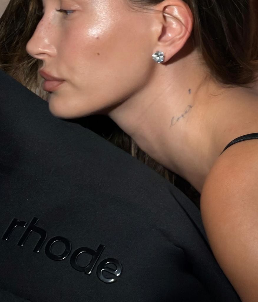 Hailey Bieber de perfil sobre neceser de Rhode
