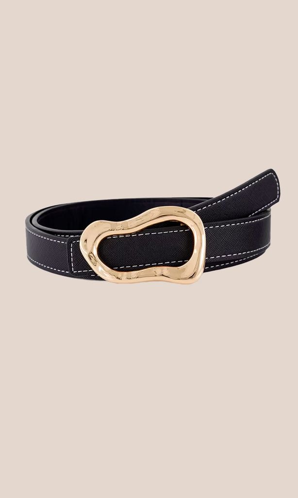 Cinturón negro con hebilla dorada (19,99 euros)