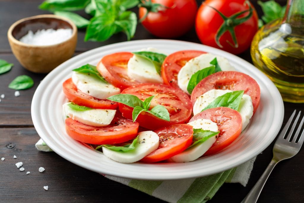 Tomate, mozzarella y albahaca, ingredientes principales de esta icónica ensalada
