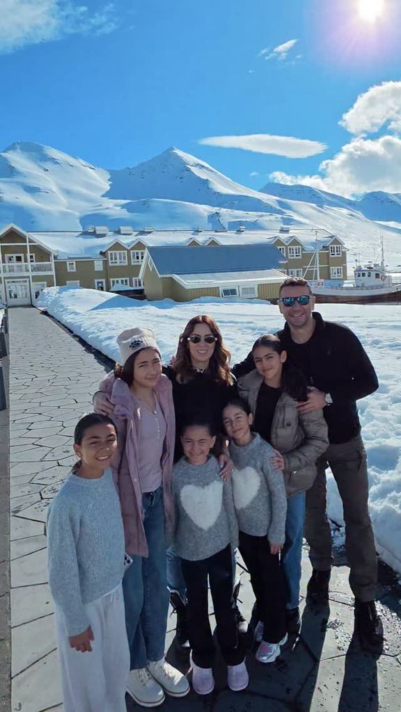 Jacky Bracamontes con su esposo Martín Fuentes y sus cinco hijas. 