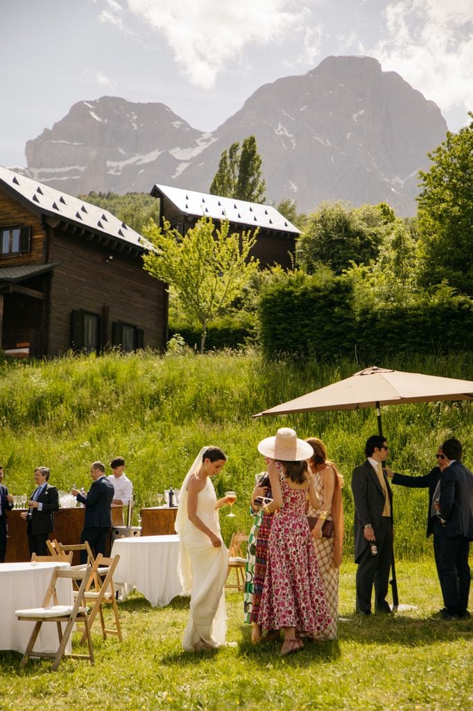 Boda en Jaca entre montañas en primavera
