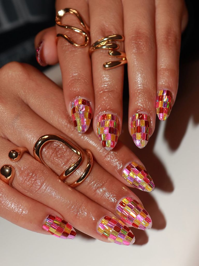 Manicura multicolor con brillos