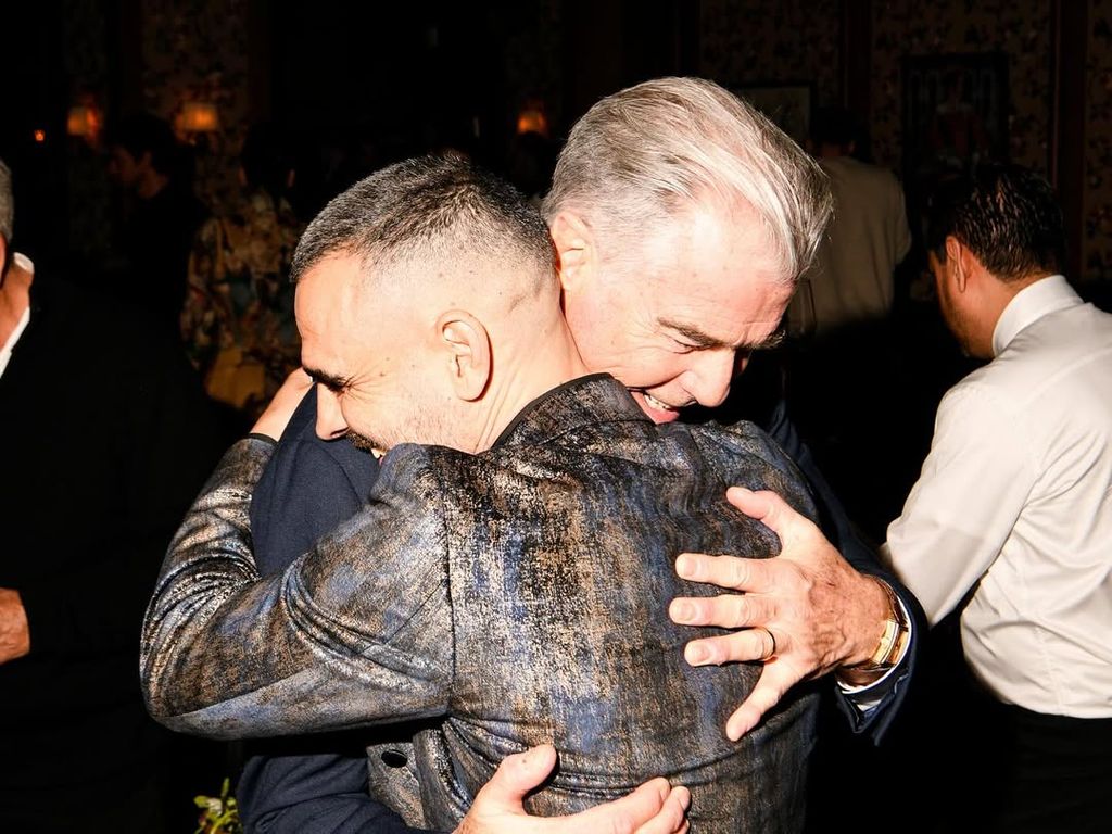 Pierce Brosnan abrazando con cariño al actor gaditano en la premiere de 'Tierra de mafiosos'