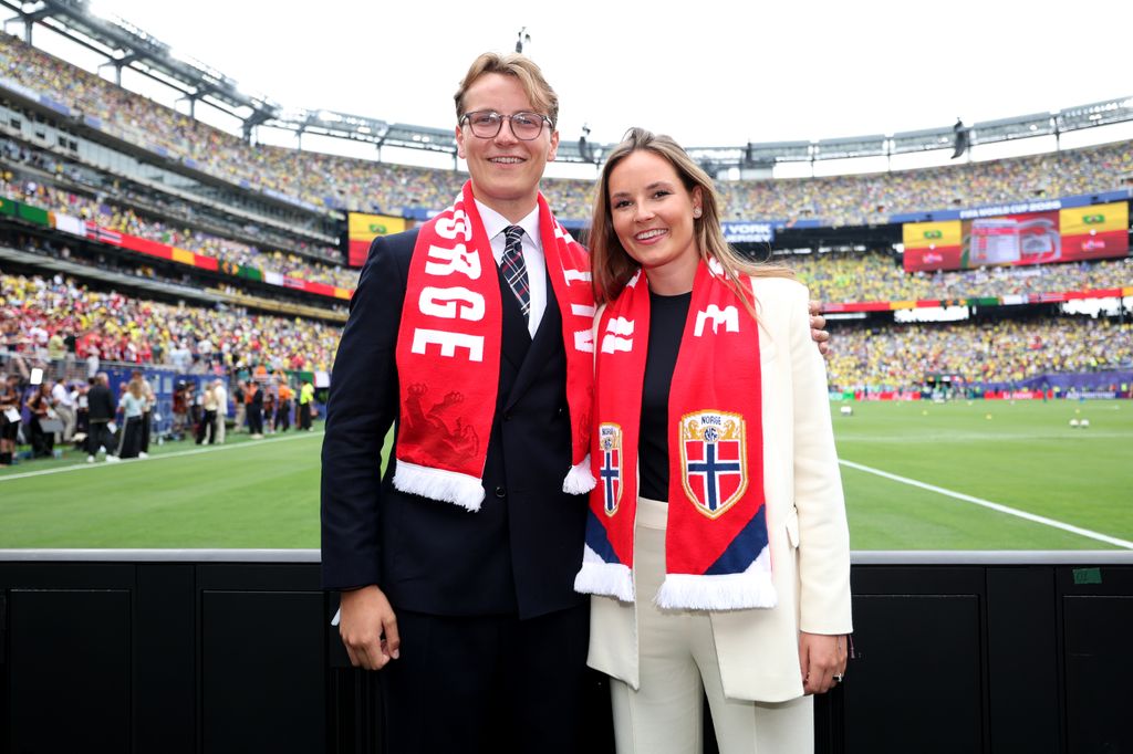 La princesa Ingrid Alexandra de Noruega y el príncipe Sverre Magnus de Noruega posan antes del partido de octavos de final del Mundial de la FIFA 2026 entre Brasil y Noruega, disputado en el New York New Jersey Stadium, el 5 de julio de 2026