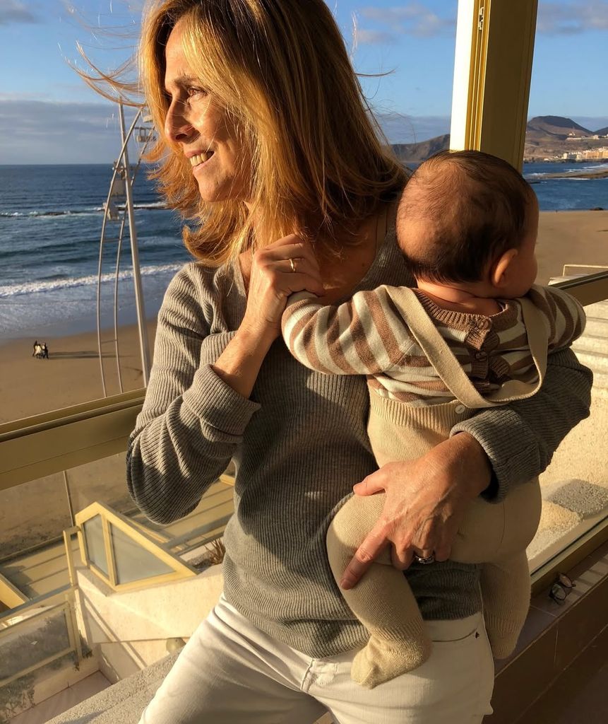 La madre de Ariadne Artiles en su faceta de abuela