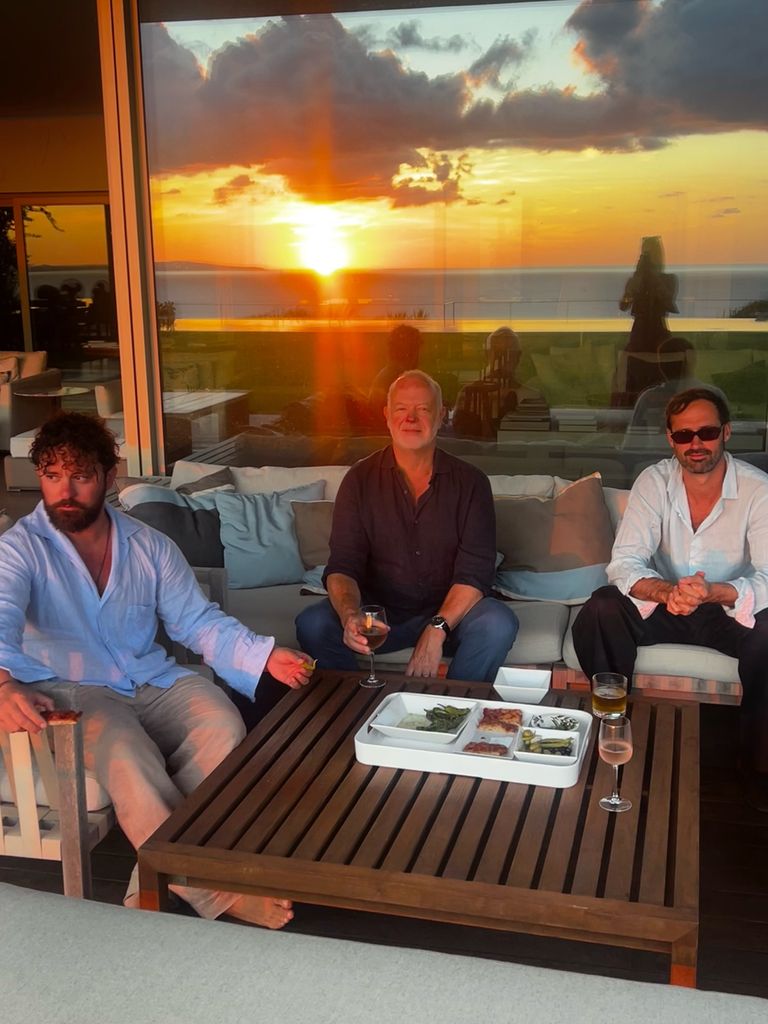 Lady Marina compartió una foto poco habitual, ya que ellos suelen ser más discretos: su hermano, su padre y su marido, los tres en Mallorca