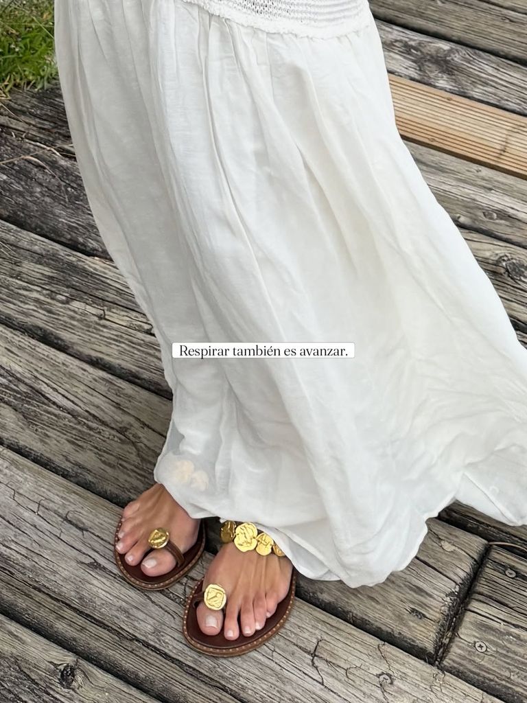 Eugenia Osborne con vestido blanco de lino en sus vacaciones de verano en Galicia, 2026.