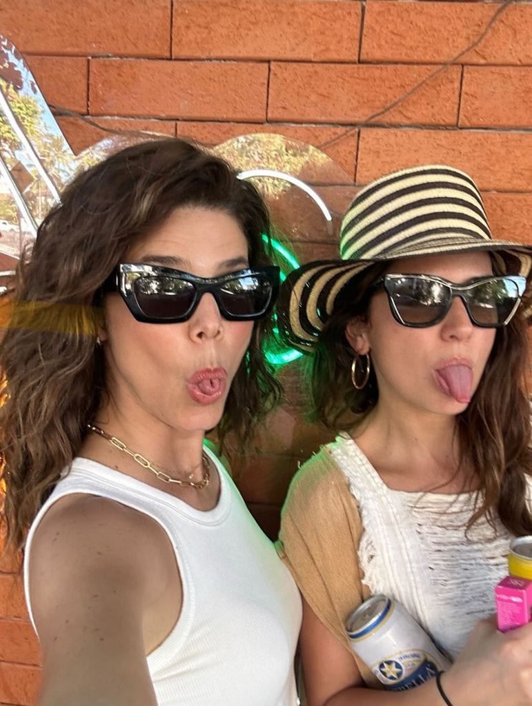 Juana Acosta con su hermana Valentina, dos gotas de agua