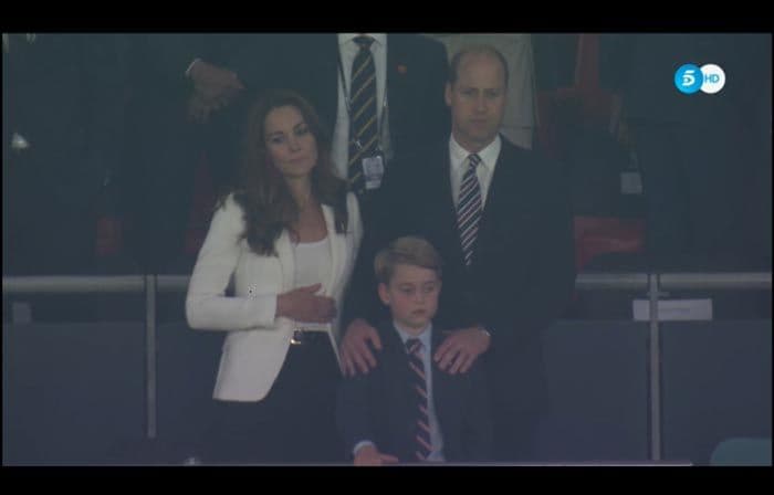Kate Middleton y el príncipe Guillermo con su hijo George