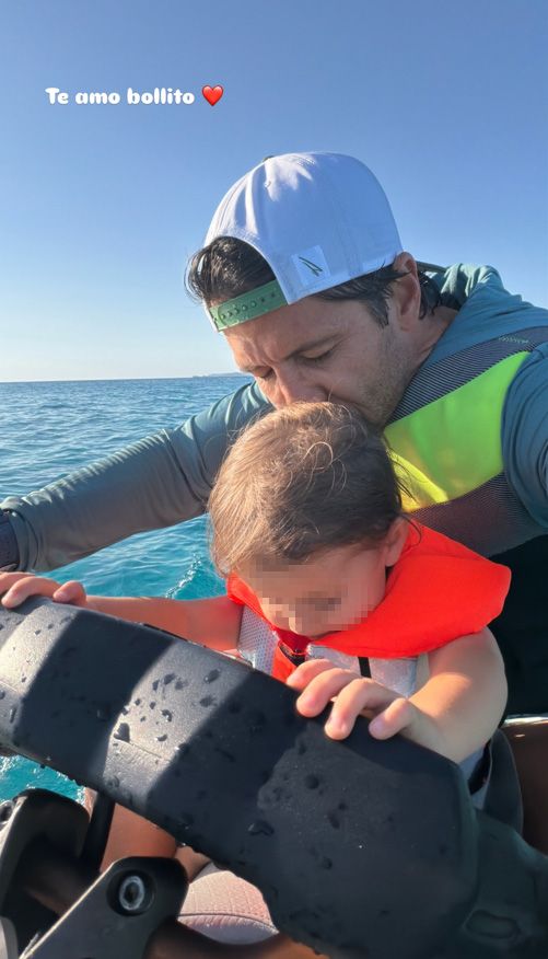 Fernando besa a su hijo, Martín, de 2 años