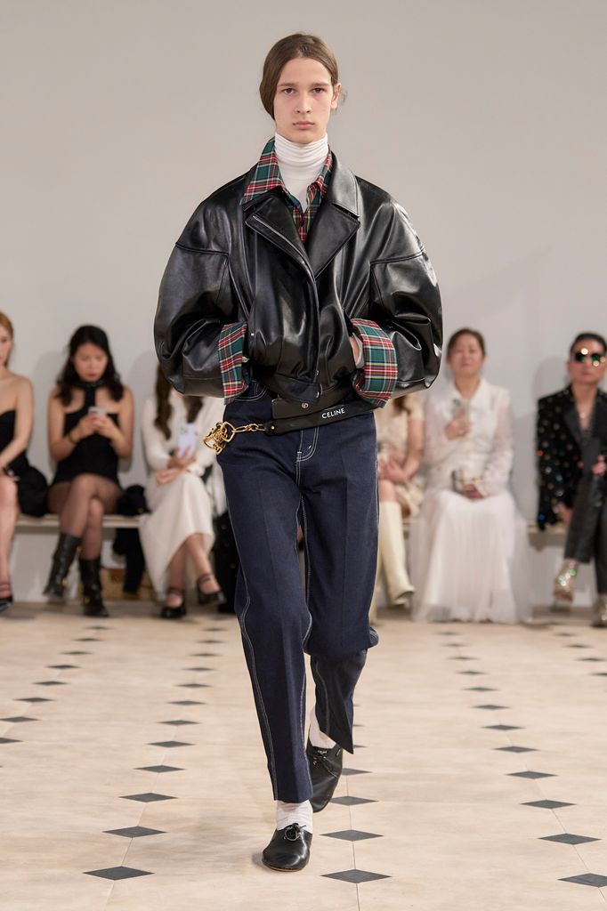 Algunas prendas tienen guiños a Ralph Lauren, como en este caso el estampado de la camisa.