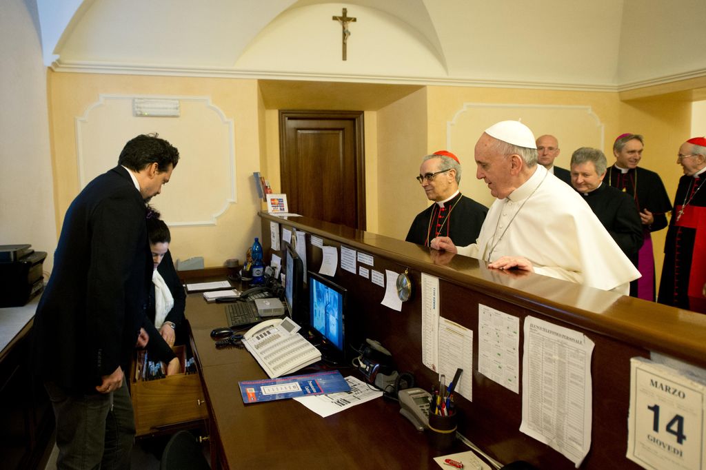 El Papa Francisco en la recepción de la residencia Domus Internationalis Paulus VI, donde pagó la cuenta de su hospedaje, previo al cónclave