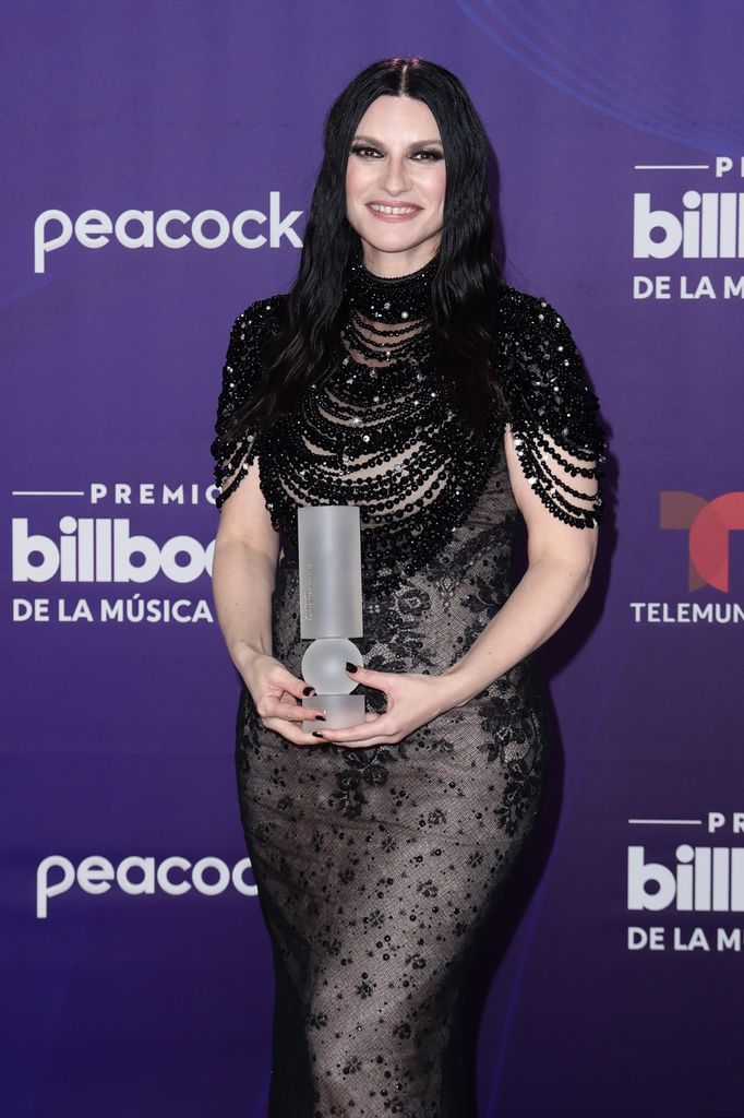Laura Pausini  camina la alfombra tras recibir el 'Icon Award'