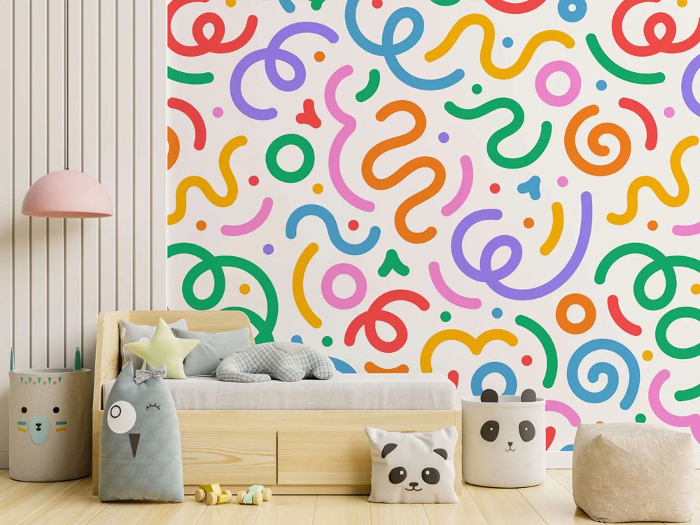 Papel pintado muy colorista en una habitación infantil