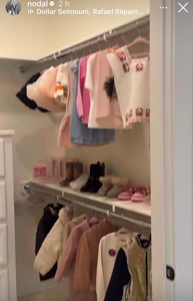 El cantante de regional mexicano mostró las prendas que ha ido comprando para la niña.