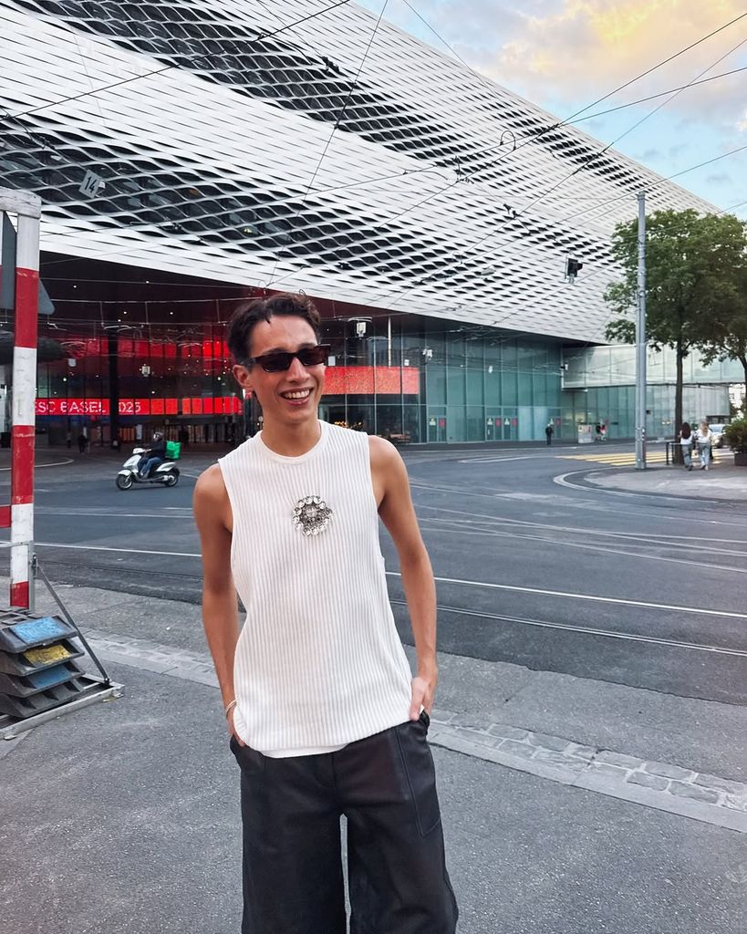 Kyle Alessandro posando para sus redes sociales