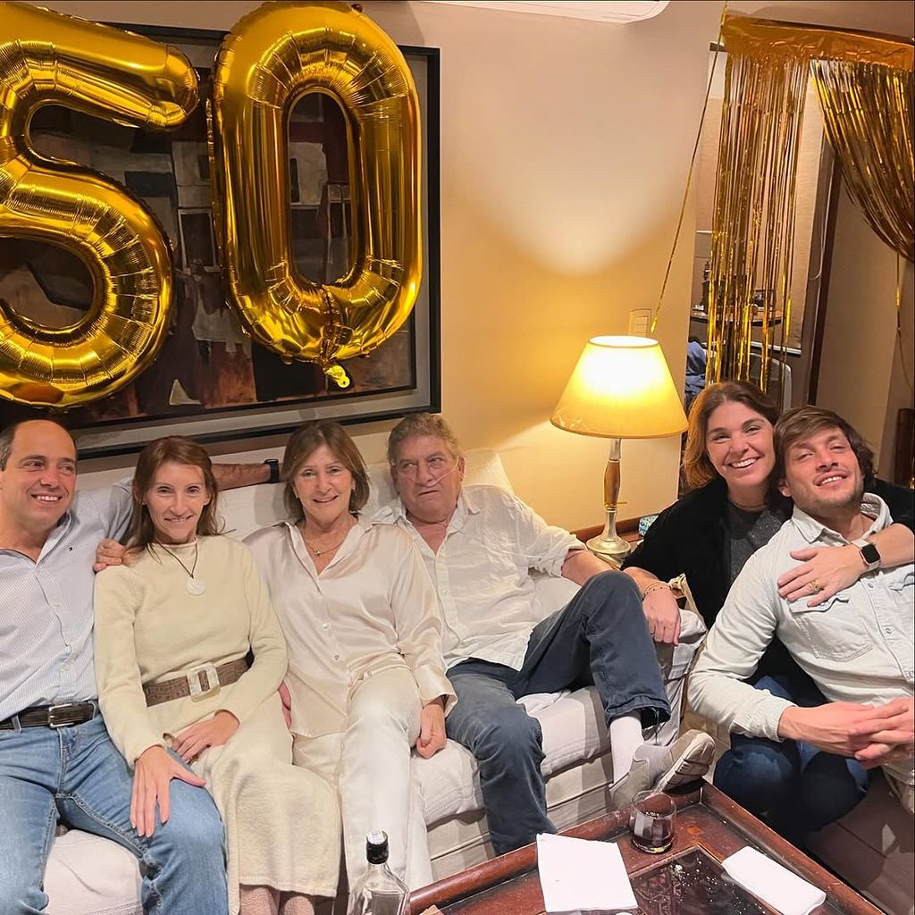 Álvaro Mangino con su mujer y sus cuatro hijos