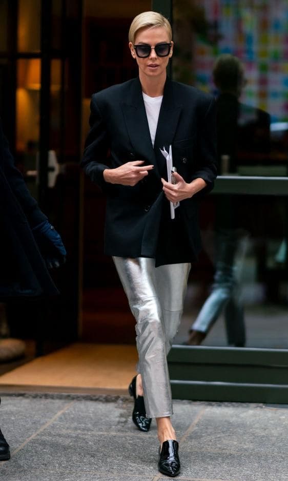 charlize theron con mocasines de patente negro y pantal n metalizado
