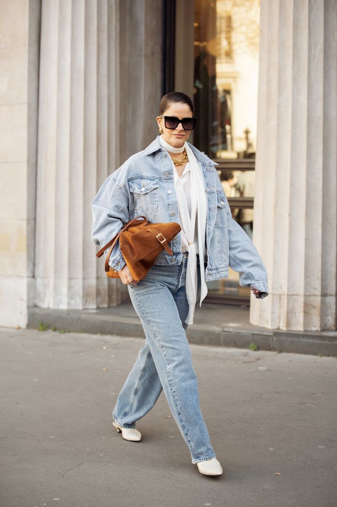 Look con doble denim y tacón kitten