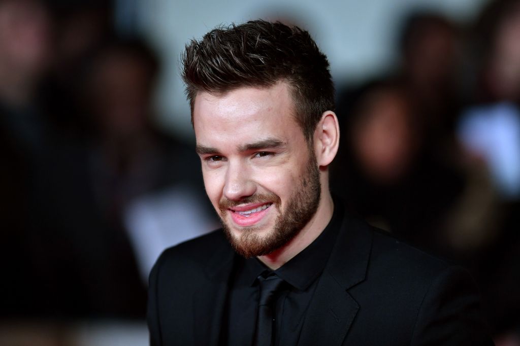 Plano medio de Liam Payne con traje negro