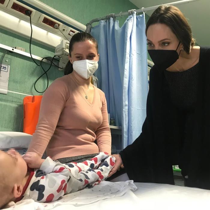 La actriz Angelina Jolie visita a los niños ucranianos en Italia