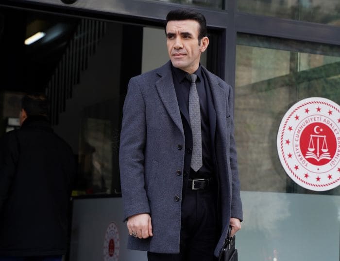 Mehmet Yılmaz Ak, protagonista de 'Secretos de familia', abandona la serie por motivos de salud