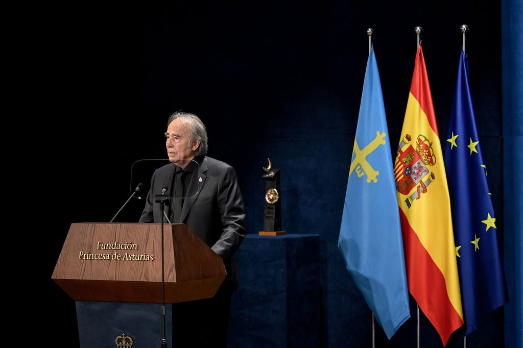 Joan Manuel Serrat dando un discurso en los premios Princesa de Asturias 2024
