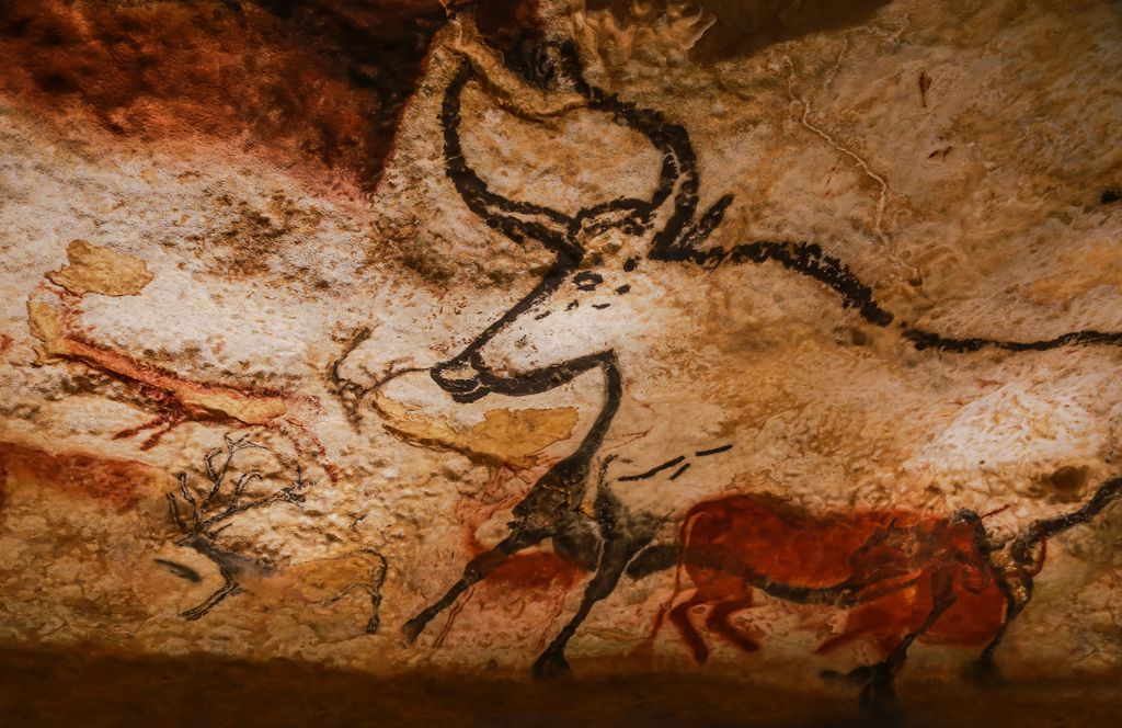 La cueva de Lascaux, en el suroeste de Francia, alberga uno de los conjuntos de arte rupestre más importantes del mundo: cerca de 600 pinturas y 1.400 grabados de hace unos 17.000 años, con escenas de animales que aún hoy siguen despertando preguntas sobre su significado.