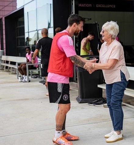 Lionel Messi junto a Sandra Beckham, mamá de David Beckham