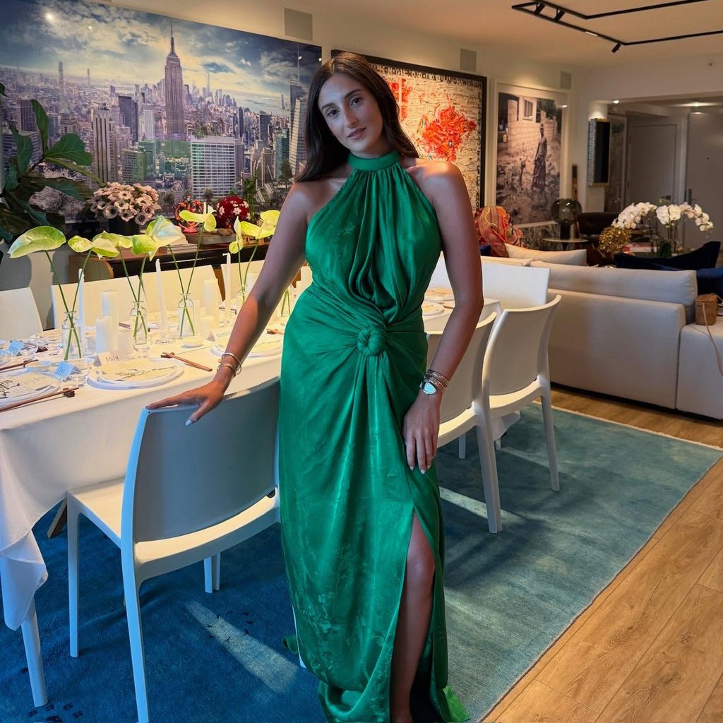 Mia lució guapísima en un vestido verde de Silvia Tcherassi.