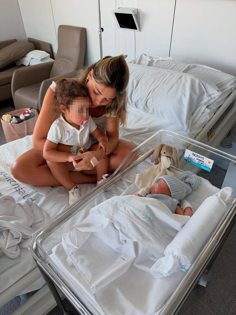 Alba Silva con su hija, Carla, y su hijo, Sergio