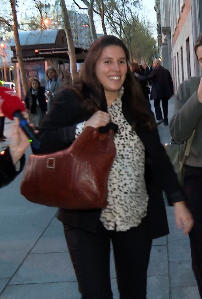 Teresa Urquijo a la salida de un funeral (abril 2025)