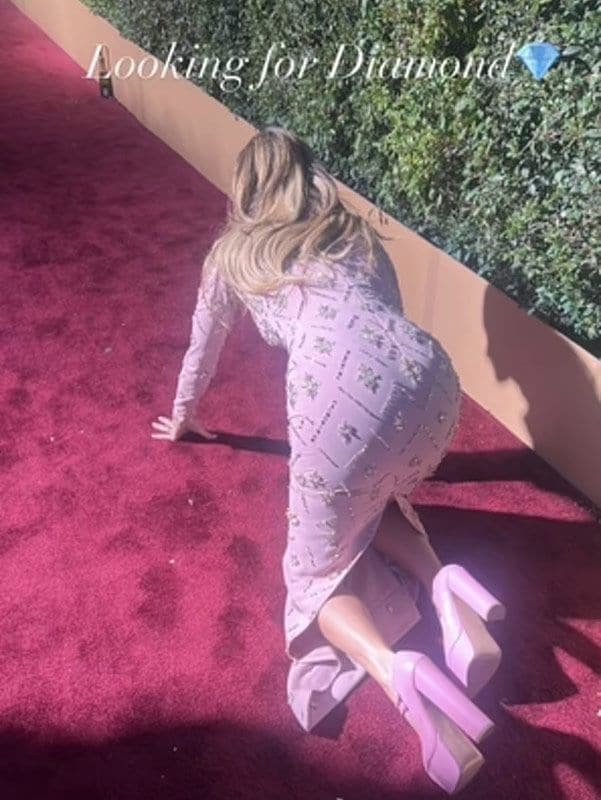 La periodista estadounidense buscando su anillo en los Globo de Oro