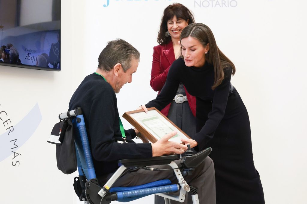 Plano medio de la reina Letizia entregando un premio a Juan Carlos Unzué 