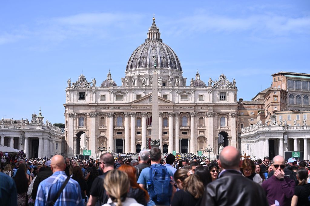 Miles de fieles se han reunido en la Plaza de San Pedro para mostrar sus respetos ante el deceso del Papa Francisco