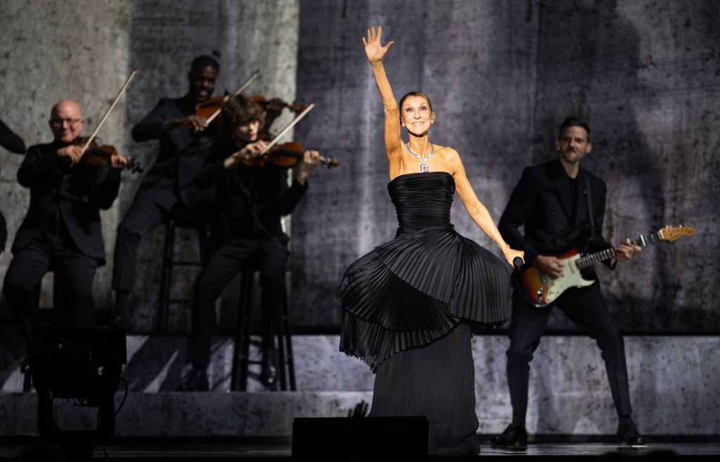 Céline Dion en su concierto en la Paris La Defense Arena el 12 de septiembre.