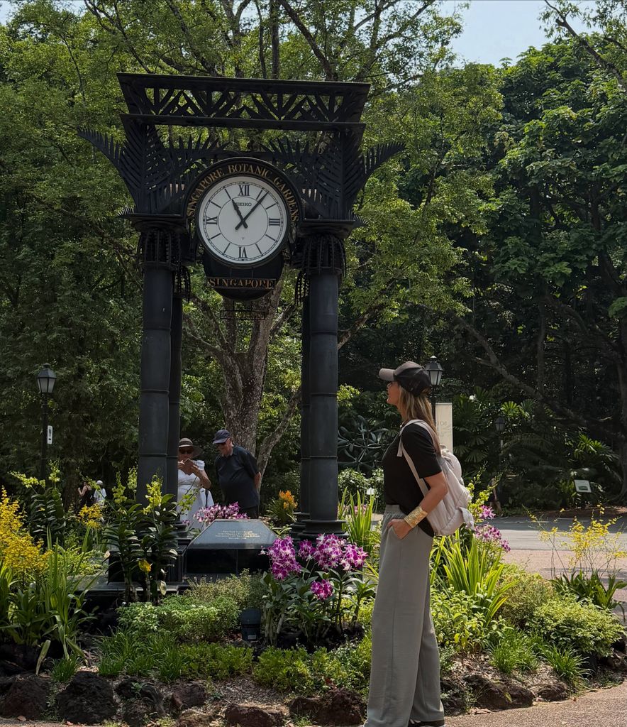 Mar en el histórico reloj del Jardín Botánico de Singapur