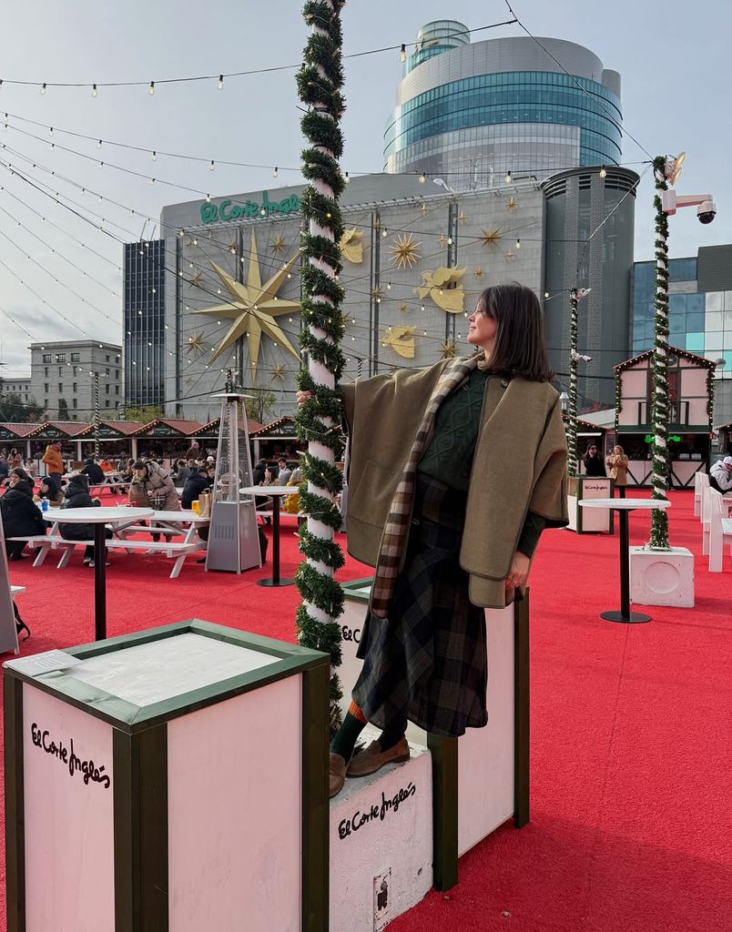 Isabelle Junot con look 'british' en un mercadillo navideño en Madrid.